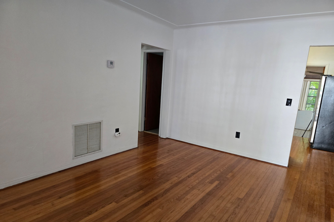 living room - Single- Family Classic Grove Home for Rent, Close to campus, a block from Cocowalk,