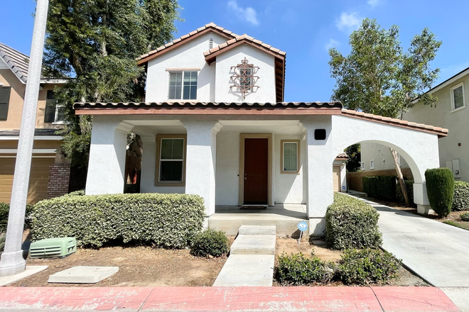 outside front of the house - REDINGTON 5 BEDROOM 3 FULL BATHROOM Modern home - Just minutes to campus!