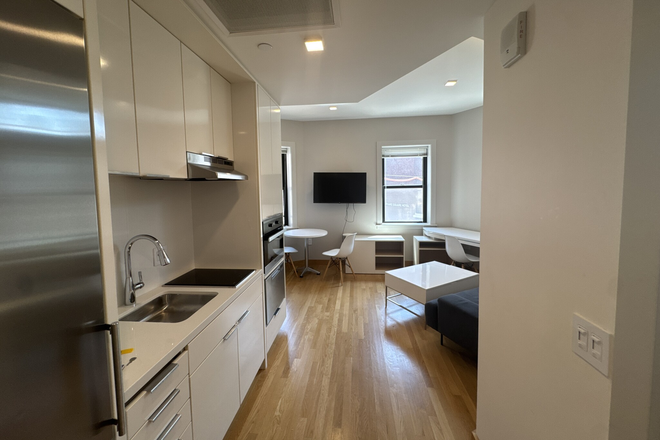 - - No Broker Fee!! Short Commute to Campus! Furnished 1 bed w/ Laundry. Pet Friendly