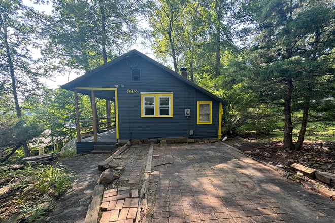 Side of House, Walking in - AMAZING Coventry Lake Front Home AVAILABLE for 26/27 Academic Year