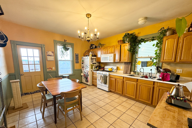 . - Top Floor, Amazing Deck, Eat in Kitchen, Large living space Apartments