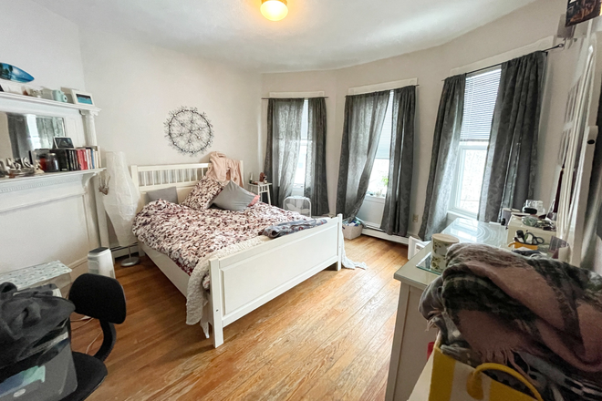 bostonrealtyonline.com - Spacious Four Bed with Balcony and Updated Kitchen Apartments