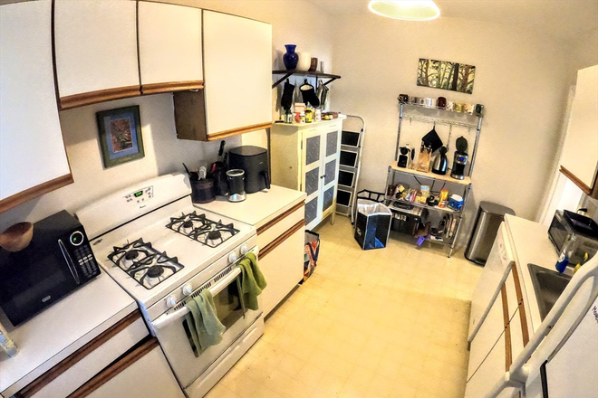 LIVING - GREAT LOCATION! 2 BED WITH HEAT AND HOT WATER INCLUDED! Apartments
