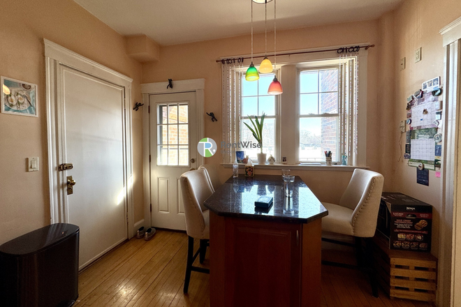 1 - Spacious 3 Bed / 2 Bath in Brookline – 9/1 Move-In – Heat & Hot Water Included Apartments