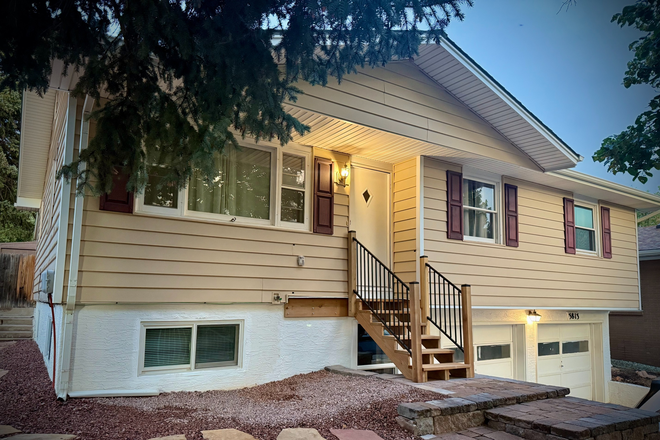 Front entrance/door - Room for rent close to UCCS