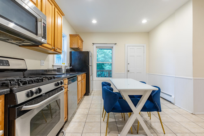 Call NOW for showings! 617-236-8600 - HILLSIDE ST - HUGE XL 5BR TOP FLOOR DUPLEX AVAIL *9/1/2026* W/ 2 BATH, W/D IN UNIT, PANTRY, PORCH! Apartments