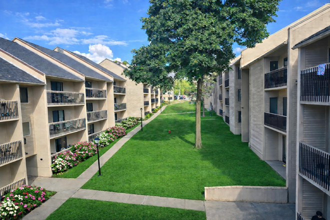 Main Hill Gardens Complex - 1 block walk to UVM. 2 bedroom on the 2nd floor with balcony & parking