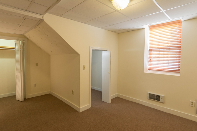 1 - AVAIL NOW – Harvard Square 2 Bed with Hot Water Included, Pet Friendly! No Broker Fees!