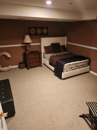 HUge Bedroom Area with Desk - Glenn Estates Subdivision 20 minutes from UMCP Campus House