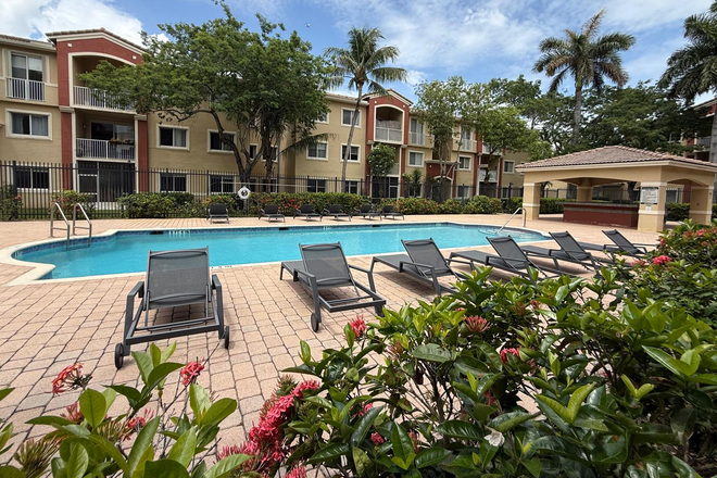 Courtyard pool - Modern Furnished 3-BR Near NSU -Student rooms from $950, Walk to Campus Condo