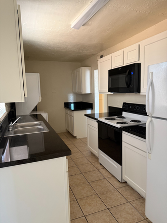 Kitchen - 3 bed, 3 bath with a yard near UofA House