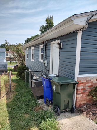 Side Kitchen Door Exit Fenced Backyard - Room for Rent Available 1/1/2026 House