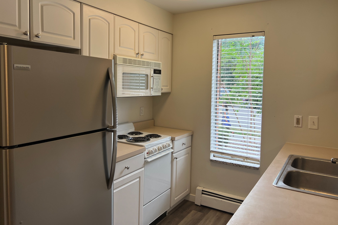 End Unit has an extra window - End Unit at College Townhomes = BONUS window in Kitchen + 3 HUGE Closets