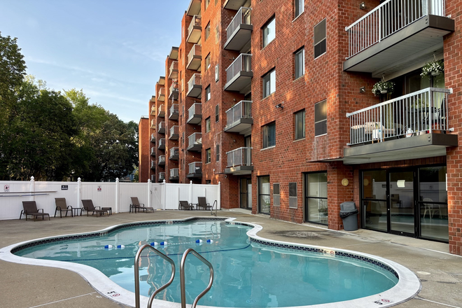 Pool - Parkway Plaza West Condo