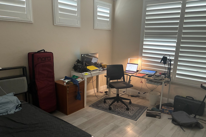 Bedroom with 2 desks, a bed. Everything else not included - Apartment 5 min walk to UTC