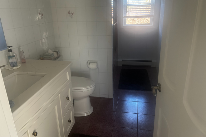 Full bathroom with shower/tub combo - Fully Remodeled 5 Bedroom Rental -- Eastward Look House