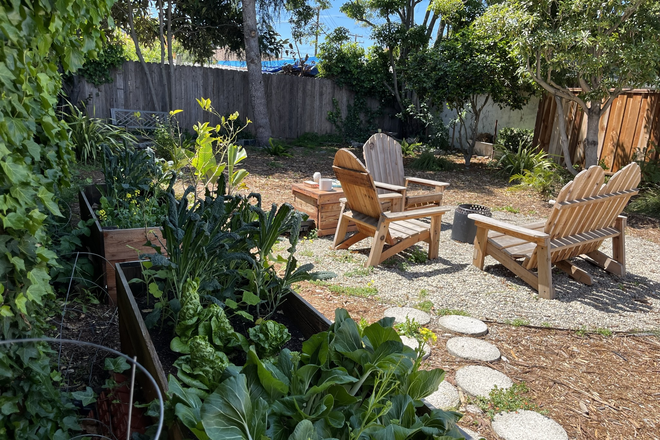 Shared Backyard - Furnished 1 Bdrm Apt in Triplex - 1 block to N Berkeley BART station