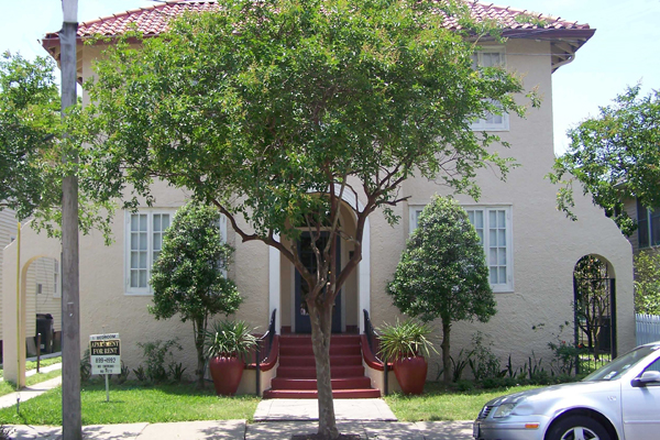 exterior front of the building - Walk to Jazz Fest and Endymion from this recently renovated 1-Bedroom!