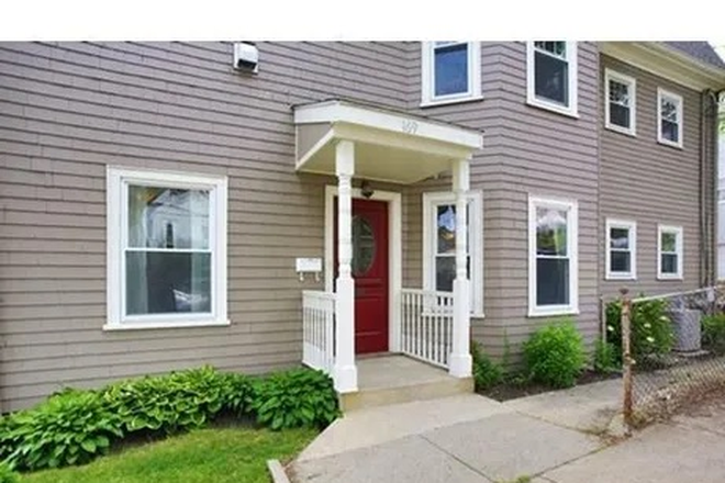 Front Entrance - 2 Bedroom, 1 Bath close to Harvard Square Duplex