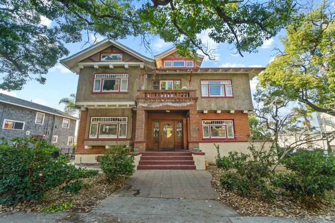 House - Bedroom in historic craftsman mansion