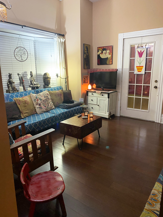 Living Room cozy nook - Two Tranquil Rooms in Soulful Artist's home - Moon Room $1000/mo or Tree Room $1100/mo