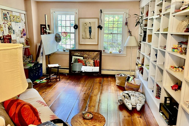 Living 2 - Beautifully-appointed four-story home with enchanted private garden and one bedroom ap