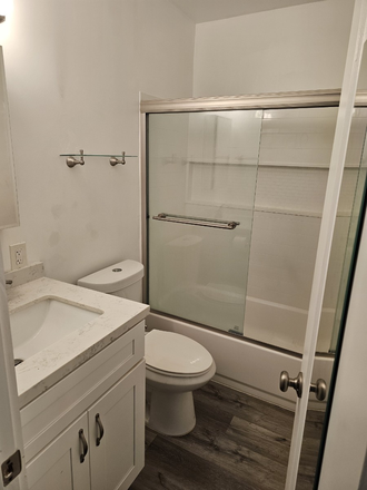 Bathroom - Studio Apartment/4min walk to Del Mar Station/5min drive to South Campus