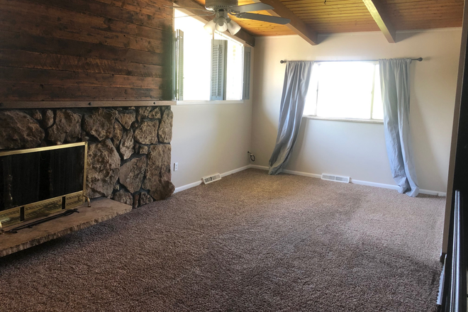 Living Room - Spacious House, blocks to Regis
