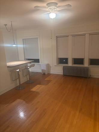 Living Arr\ea - Evanston Neighborhood Properties. 3-month sublease (June–August). Short Distance From Campus.