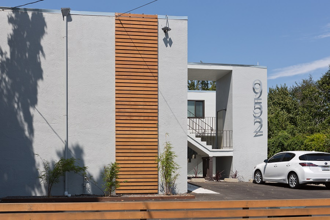 Exterior and parking - Renovated Contemporary Flat, groand floor, secure rear yard, easy transportation to anywhere.