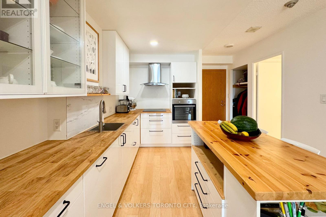 kitchen - Stunning 1+2 accross the street from UofT Campus Condo