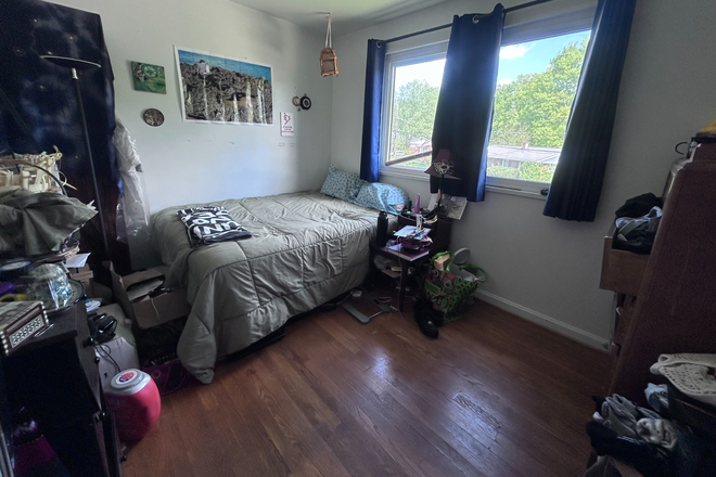Room for rent (furniture not included) - 1 $705 Bedroom in a 4 Bedroom House 10 Minute Drive to Campus