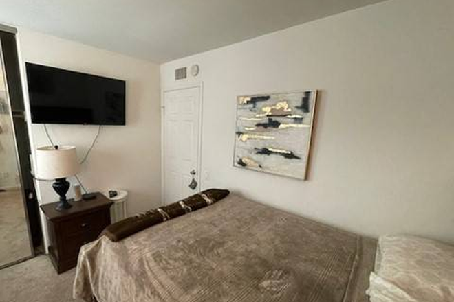 BEDROOM SHOWING WALL MT TV - ROOM FOR RENT   MALE UCI STUDENT ONLY House