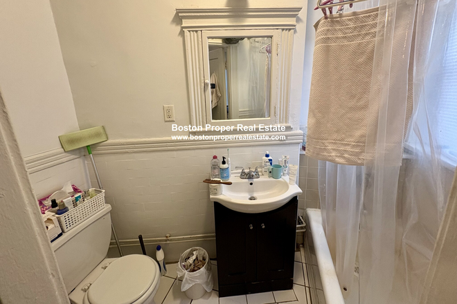 a - Studio right by Berklee, Back Bay and NO FEE Condo
