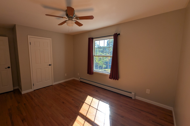 The south-facing bedroom for rent. - One bedroom for rent - Coventry Lake