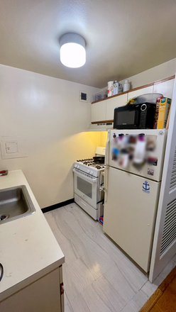 Kitchen — fridge, microwave, stove range - Large studio, Letterman House
