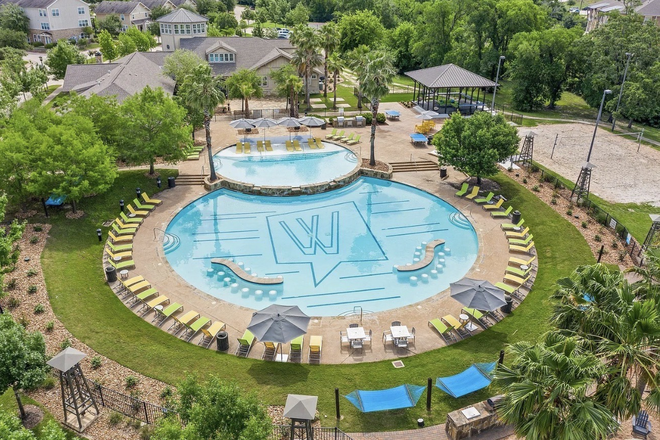 Resort style pool! - Private bed and bath. Amazing resort style pool and amenties. On Tamu bus route!!