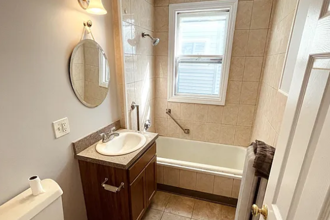 Full Bath - Room Available in 4 Bed, 1.5 Bath in Dorchester/Savin Hill- Fall Move in!