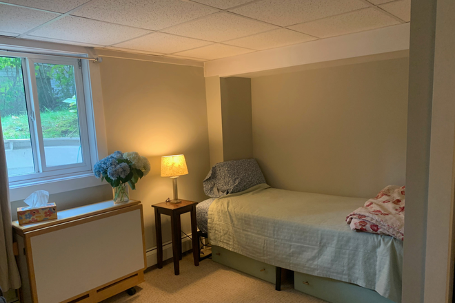 Twin bedroom downstairs - Need a place to stay over the SUMMER months? House