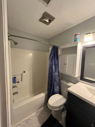bathroom - Split a Town House 7 minutes from campus