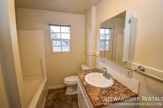 Bathroom #2 - Sept Rent waived!!! 5 bedroom House, looking for 1 New Roommate!!!