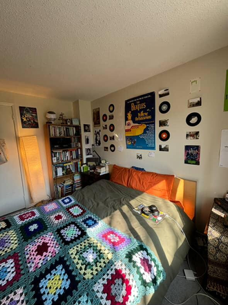 bedroom - 1 bedroom in a 3 bedroom with in house laundry, parking and backyard. Shared washroom and kitchen