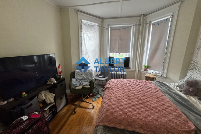 Living Area - Cozy studio apartment near campus!! No Broker Fee!!