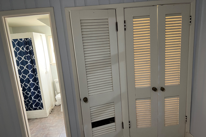 Downstairs bathroom - Guest house