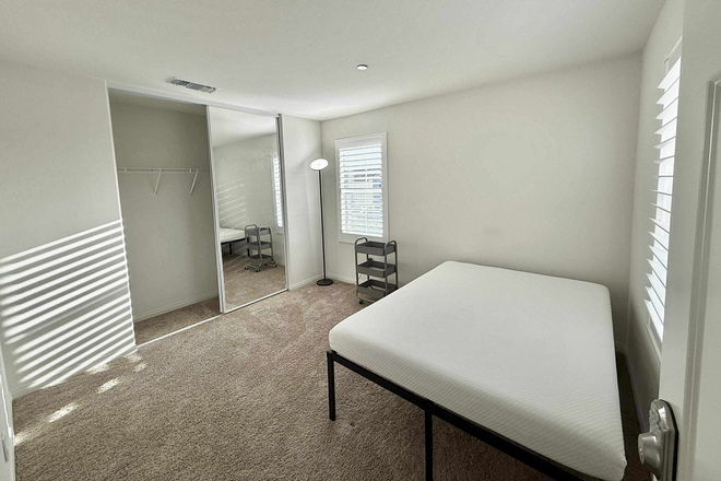 bedroom 1 - 12 mins from UCR: 3 bedrooms in quiet neighborhood. Respectful female students preferred.