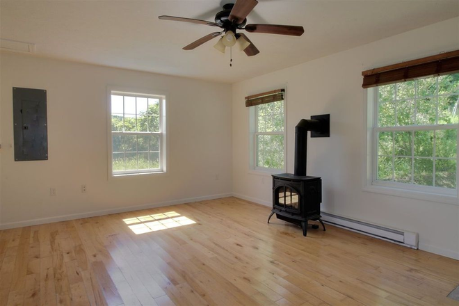 Living room - Spacious 3BR 1 Mile to VLS - Quiet, Private Setting