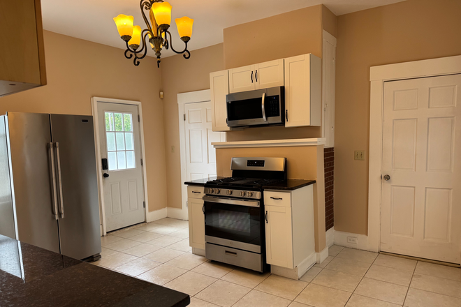 . - HUGE 6 BED/4 BATH WITH IN-UNIT LAUNDRY!! AVAIL 8/29/2027!! Apartments
