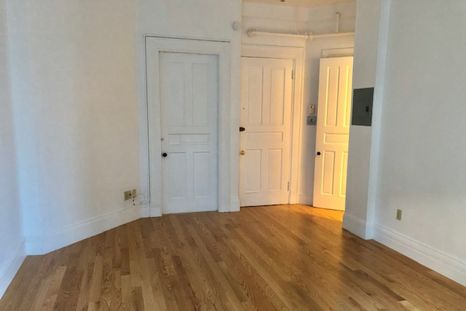 STUDIO - NO BROKER FEE -  BACK BAY STUDIO W/HARDWOOD FLOORS AT 248 NEWBURY STREET AVAILABLE 9/1/2025 Apartments