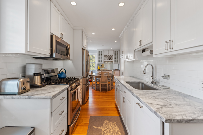 Kitchen - Charming Spring Valley Stone Cottage Near AU House