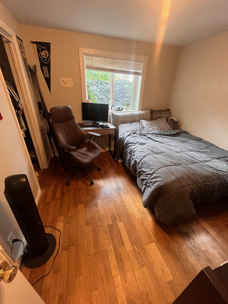 bedroom - Spring Sublease - Center of the Hill & near campus